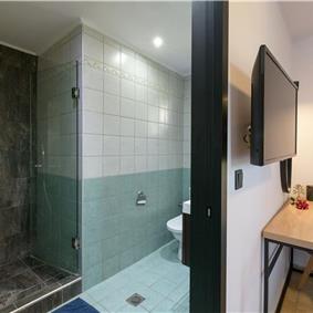 4 bedroom villa with pool, Chalikounas, sleeps 8